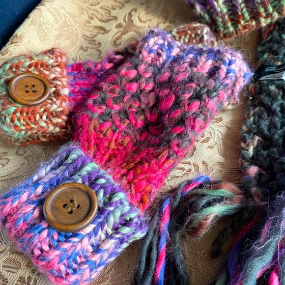 Hat, scarf and hand warmers - Picture 4 of 6